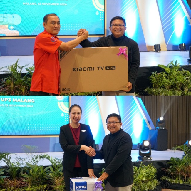 Manager UP3 Malang, Agung Wibowo (kanan) memberikan doorprize kepada peserta Customer Intimacy. (Foto: istimewa)