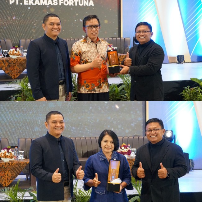 Manager UP3 Malang, Agung Wibowo (kanan) dan Muhammad Akbar, Manager Layanan Prioritas UID Jawa Timur (kiri) memberikan cinderamata kepada pelanggan prioritas. (Foto: istimewa)