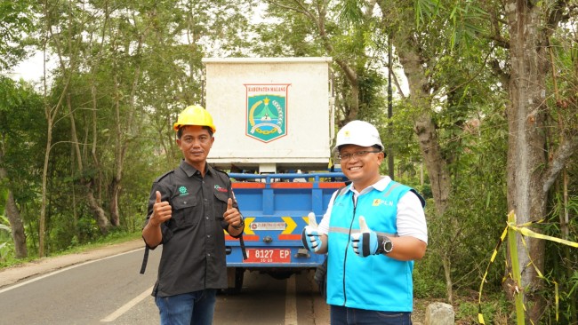 Manager Unit Pelaksana Pelayanan Pelanggan (MUP3) Malang, Agung Wibowo (kanan) foto bersama dengan perwakilan Dinas Lingkungan Hidup Kabupaten Malang Arie Yuwono. (Foto: istimewa) 